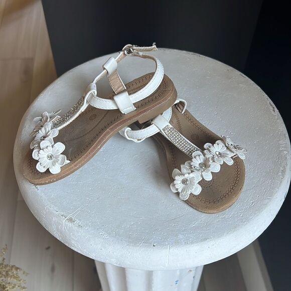 Girl Size 8 white strappy Sandals leather floral Adrienne Vittadini - Picture 2 of 7